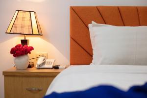 Säng eller sängar i ett rum på Blau Hotel
