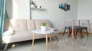 sala de estar con sofá y mesa en Bcons Garden Luxury Aparment, en Dĩ An