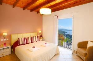 Un dormitorio con una cama y una ventana grande. en Leonoras House, en Ágios Stéfanos