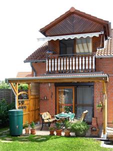 Casa con patio con mesa y macetas en An der Seeve, Ferienhaus, en Jesteburg