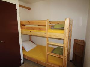 a couple of bunk beds in a room at Appartement Auris, 3 pièces, 6 personnes - FR-1-297-27 in Auris