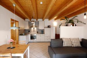 a living room with a table and a kitchen at Gute Lage Ferienwohnungen in Bad Dürkheim