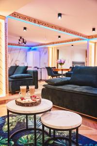 sala de estar con 2 mesas y sofá en GORSKI RESORT Lux Apartments Jacuzzi & Sauna, en Poronin