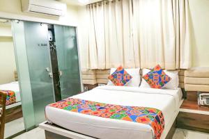 Hotel Radana Vashi Navimumbai客房内的一张或多张床位