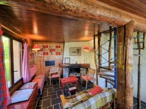 uma sala de estar com sofás e uma secretária numa casa em Chalet Saint-Michel-de-Chaillol, 10 pièces, 18 personnes - FR-1-393-82 em Saint-Michel-de-Chaillol