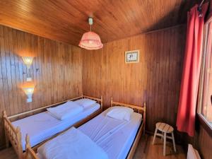 2 Betten in einem holzvertäfelten Zimmer in der Unterkunft Chalet Saint-Michel-de-Chaillol, 10 pièces, 18 personnes - FR-1-393-82 in Saint-Michel-de-Chaillol