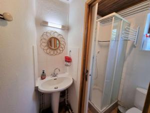 ein Bad mit einem Waschbecken und einer Dusche in der Unterkunft Chalet Saint-Michel-de-Chaillol, 10 pièces, 18 personnes - FR-1-393-82 in Saint-Michel-de-Chaillol