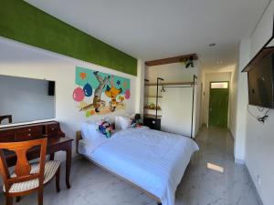 TV a/nebo společenská místnost v ubytování Hepi Yuk Ubud Luxury Guesthouse + 17 fotografií