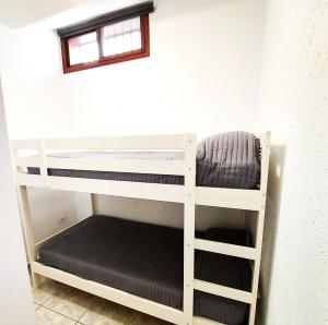 Palanda nebo palandy na pokoji v ubytování Blanca new apartment 2 bedrooms