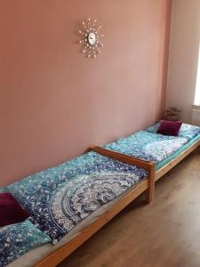 2 bedden in een kamer met een kroonluchter bij U paní malířky in Valtice