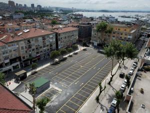 een luchtzicht op een straat in een stad bij Business & LongStay Apartment - WorkDesk - Pendik Marina - Metro - SAW in Istanbul
