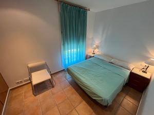 A bed or beds in a room at Adosados Palm Beach Altamar Még 37 kép