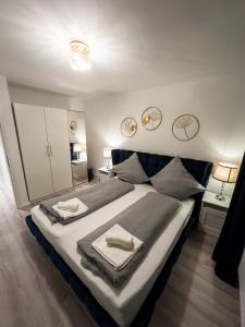sypialnia z dużym łóżkiem z dwoma ręcznikami w obiekcie Messe-Apartment für 5 Gäste mit Balkon und Lift w Hanowerze