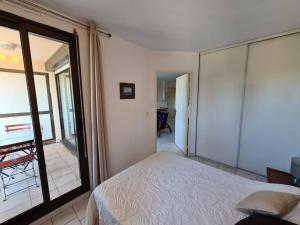 1 dormitorio con 1 cama y una gran ventana de cristal en Appartement Argelès-sur-Mer, 2 pièces, 4 personnes - FR-1-388-162, en Argelès-sur-Mer