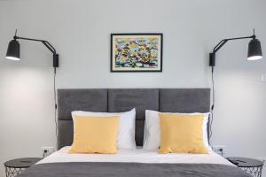 um quarto com uma cama com 2 candeeiros e almofadas amarelas em Apartment Marin 2 near the beach em Banjole