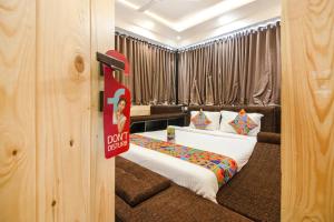 Hotel Radana Vashi Navimumbai客房内的一张或多张床位