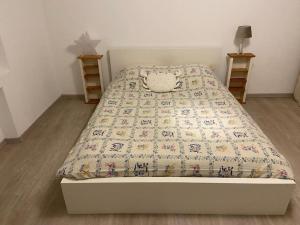 Ce lit se trouve dans une chambre dotée d'un couvre-lit. dans l'établissement Maison chaleureuse dans village calme, 