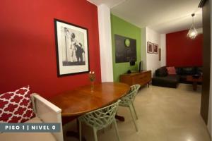 巴薩的住宿－Pisos Baza, Tres apartmentos en Baza Central，一间带桌子的用餐室和一间客厅