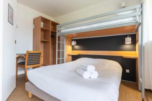 1 Schlafzimmer mit einem Etagenbett und 2 Handtüchern in der Unterkunft Kyriad Direct Bordeaux Sud Cestas in Cestas