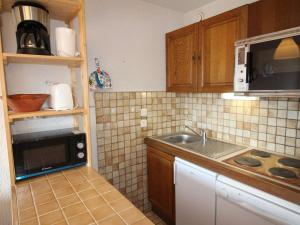 a kitchen with a sink and a microwave at Appartement Auris, 1 pièce, 4 personnes - FR-1-297-331 in Auris