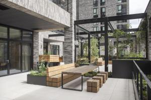 un patio con un banco y un edificio en Modern Apartments at Enclave located in Central London, en Londres