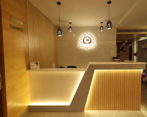 una cocina con un mostrador blanco con luces encendidas en Country Green Hotel & Banquet, en Bareilly