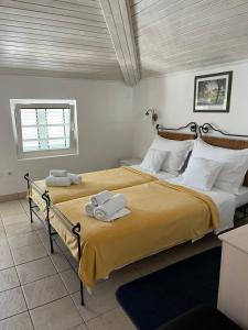 1 dormitorio con 2 camas y toallas. en B&B Baron Gautsch en Rovinj