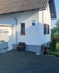 ein weißes Haus mit zwei Fenstern und einer Tür in der Unterkunft Villa Marijana in Varaždinske Toplice