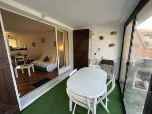 Mały pokój ze stołem i krzesłami oraz sypialnią w obiekcie T3 calme avec terrasse, clim et parking proche plage - FR-1-106-45 w mieście Saint-Cyprien