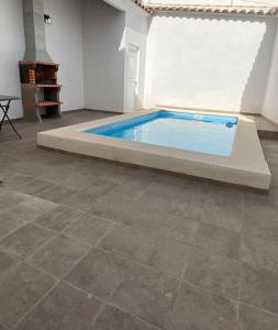 una gran piscina en una habitación con suelo de baldosa en Casilla Soleá, en Carcabuey