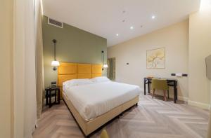sypialnia z łóżkiem, biurkiem i stołem w obiekcie Hotel Astoria w Genui +37 zdjęć