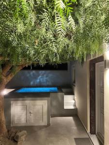 Una habitación con una cama con un árbol. en Mikro Petrino, en Vóthon