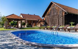 una piscina frente a una casa en Stunning Home In Bosiljevo With 2 Bedrooms, Wifi And Outdoor Swimming Pool, en Bosiljevo