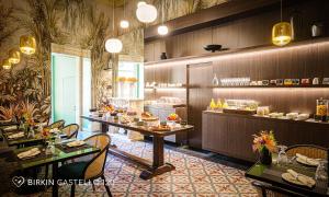 a restaurant with a table and chairs in a room at Albergo Diffuso Birkin Castello in Cagliari