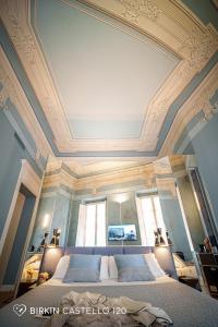 a bedroom with a large bed with a coffered ceiling at Albergo Diffuso Birkin Castello in Cagliari