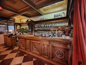 Lounge o bar area sa Logis Hôtel Restaurant Le Louvre