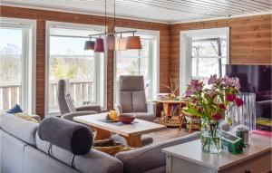 ein Wohnzimmer mit einem Sofa und einem Tisch in der Unterkunft Beautiful Home In Hemsedal With House A Mountain View in Hemsedal