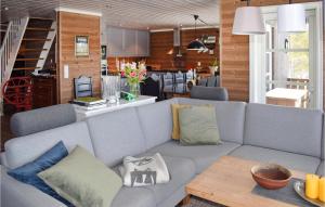 ein Wohnzimmer mit einem Sofa und einer Küche in der Unterkunft Beautiful Home In Hemsedal With House A Mountain View in Hemsedal