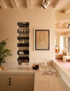 uma cozinha com um balcão com uma fotografia na parede em Casa Josephine Riofrío - retiro a 1 h de Madrid em La Losa