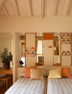 um quarto com uma cama e um espelho grande em Casa Josephine Riofrío - retiro a 1 h de Madrid em La Losa