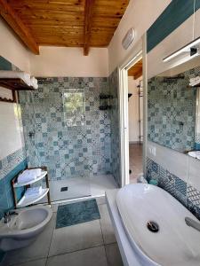 ein Badezimmer mit einer Badewanne und einem Waschbecken in der Unterkunft Dimora Schiappone in Ischia