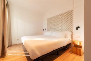 1 dormitorio con 1 cama grande en una habitación en Port Plaza Apartments, en Tarragona