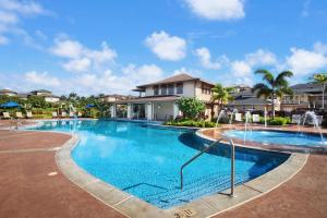 una piscina en una villa con un complejo en Pili Mai 15G, en Koloa