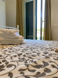 una camera da letto con un letto con un tappeto sopra di A Suata a Maratea