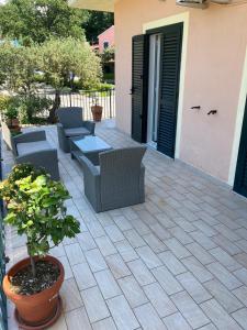 un patio con sillas, una mesa y una planta en A Suata, en Maratea