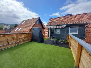 a large backyard with a fence and grass at Ferienwohnung Mack 1 in Wernigerode