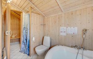 Koupelna v ubytování Amazing Home In Rudkøbing With Sauna