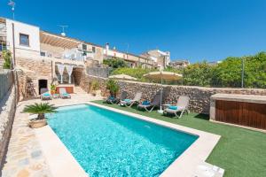 uma villa com uma piscina e um quintal em Casa del Sol em Búger