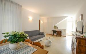 un soggiorno con divano e tavolo di 3 Bedroom Lovely Home In Marina Di Pietrasanta a Marina di Pietrasanta