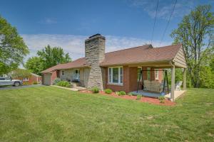 een huis met een grasveld ervoor bij Home with Hot Tub and Deck about 3 Mi to Ark Encounter! in Williamstown